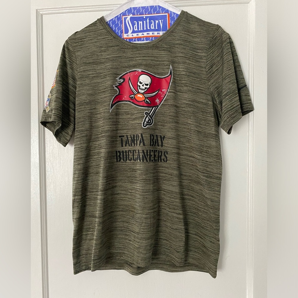 Nike Salute to Service tee, kids large